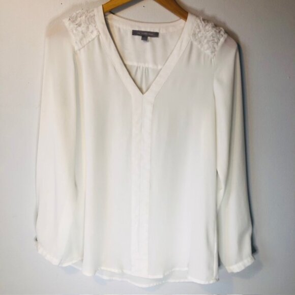 Rose Petal V-Neck Blouse EUC S White Applique Textured Workwear Top - Picture 1 of 7